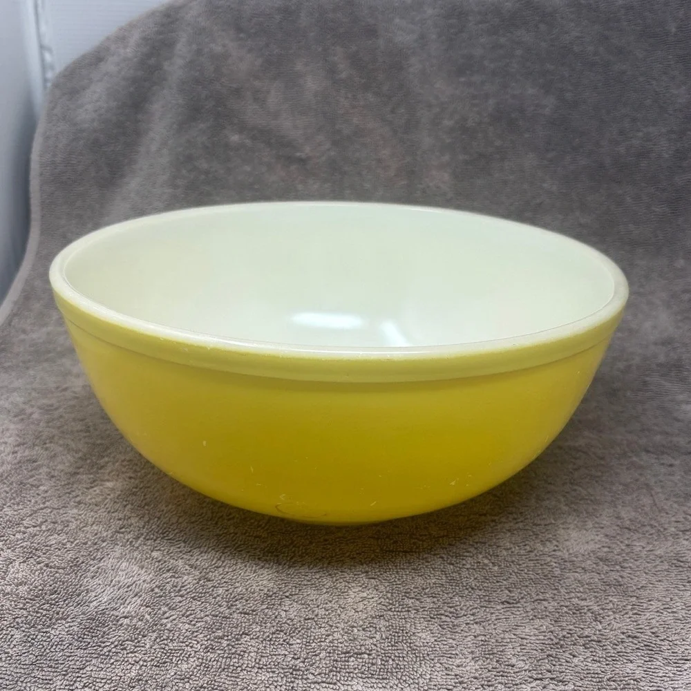 Unnumbered First Edition Vintage Pyrex Yellow Mixing Bowl 4 Qt. Bowl 404